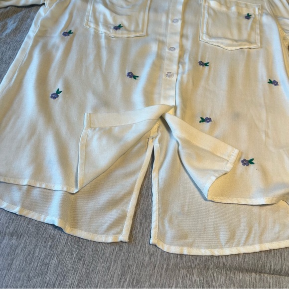 Billy T White Daisy Button Down Embroidered Floral Shirt - Picture 9 of 15